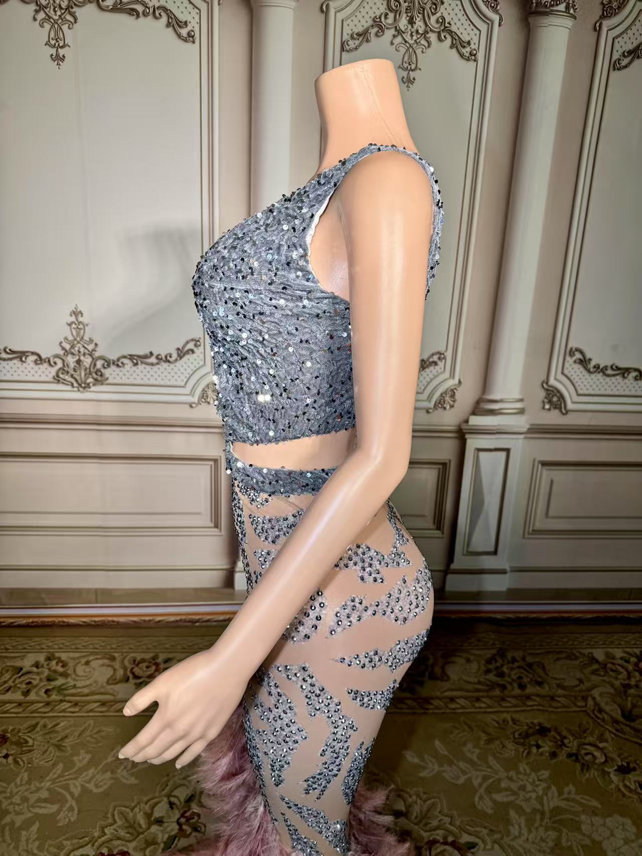 Chic Pink Mermaid V-Neck Sequined Beaded Sleeveless Floor-Length Evening Dresses With Feathers