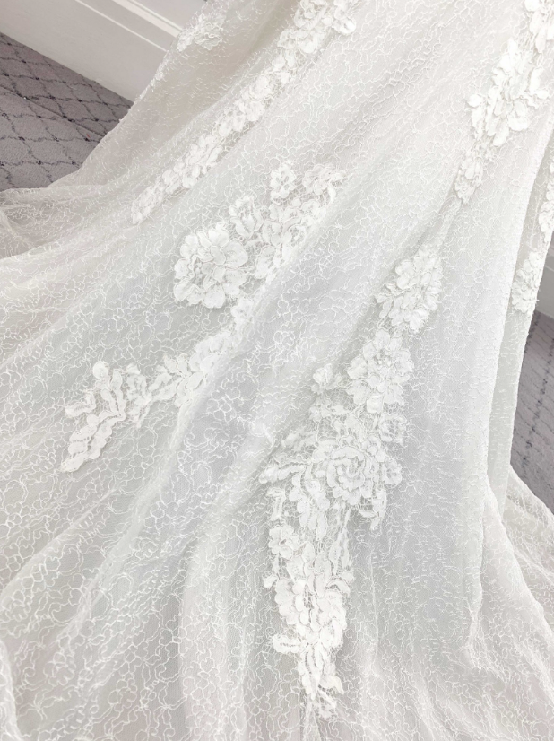 Classy Floor-Length Mermaid Long White Wedding Dresses Halter Sleeveless Open-Back Bridal Gowns with Lace