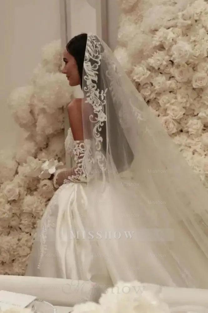 Elegant A-Line Tulle Scoop Sleeveless White Wedding Dress With Appliques