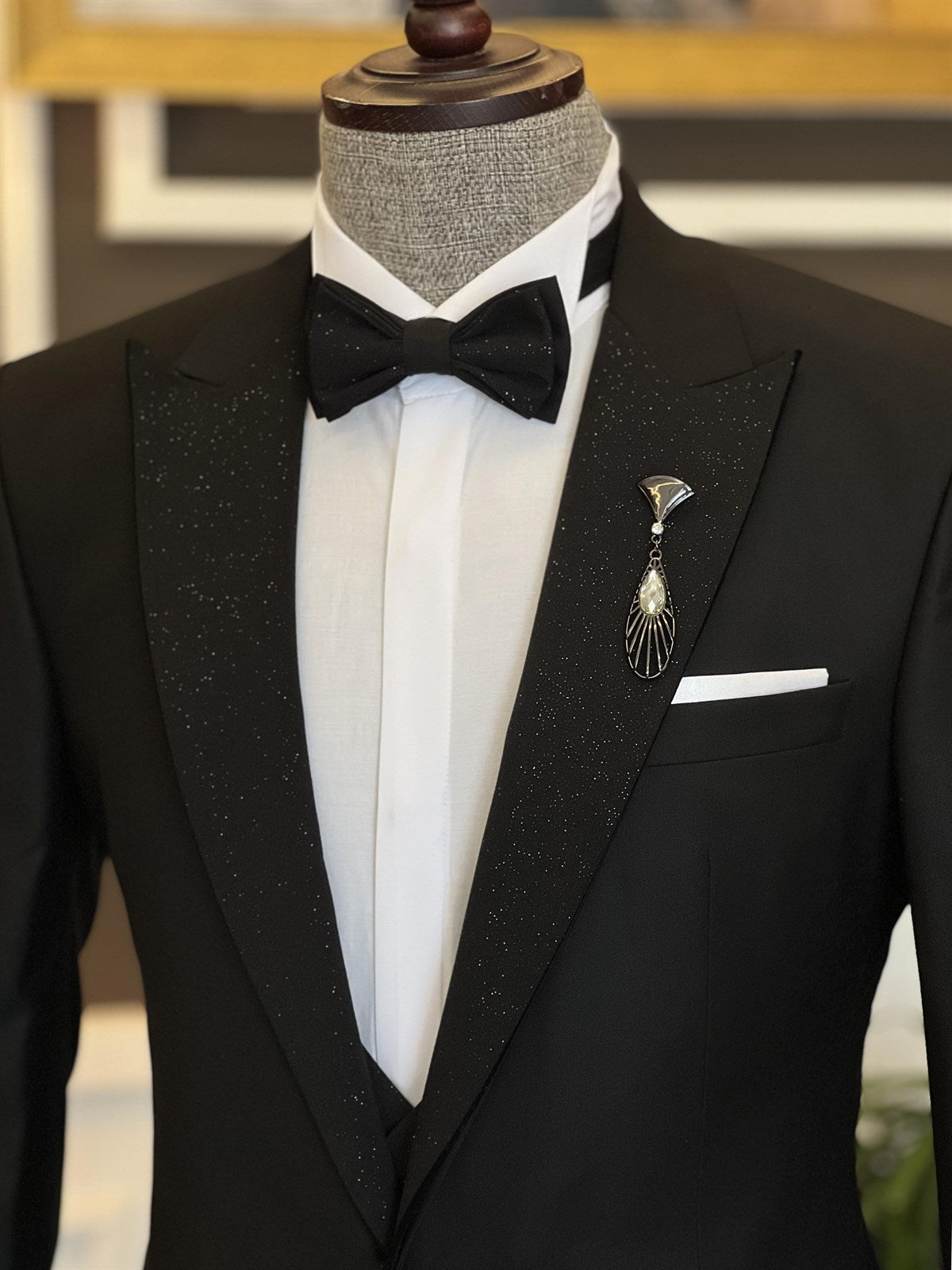 Elegant Black Sparkling Peaked Lapel Three-Piece Wedding Men’s Suits