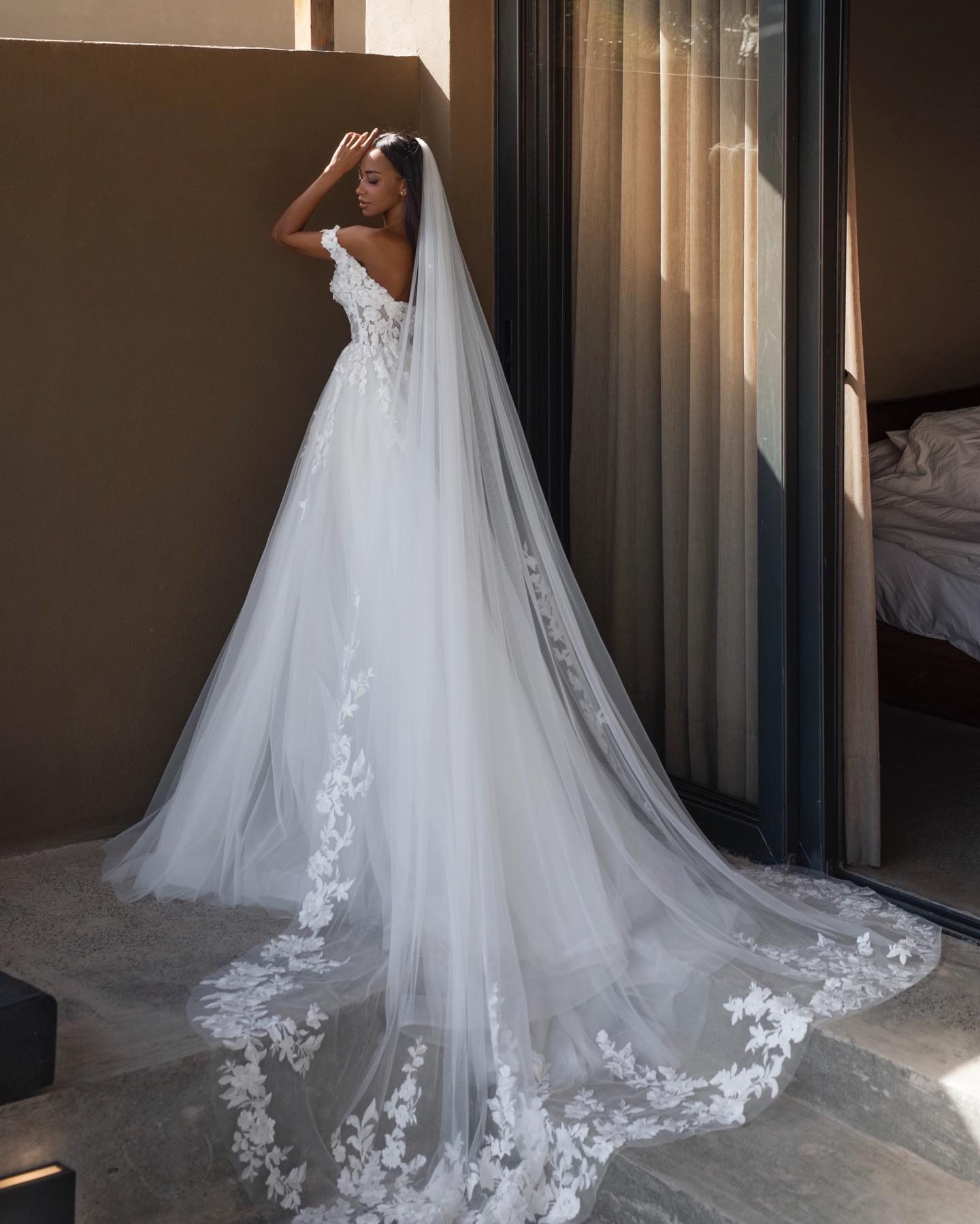 Elegant Long A-line Off-the-shoulder Lace Appliques Tulle Wedding Dress with Slit