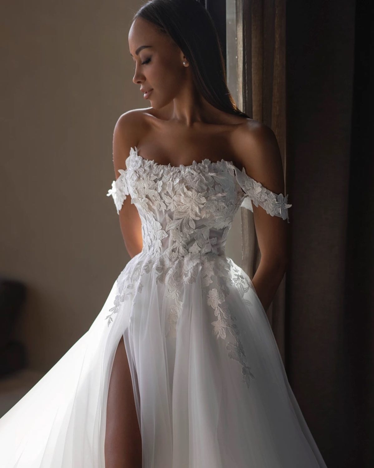 Elegant Long A-line Off-the-shoulder Lace Appliques Tulle Wedding Dress with Slit