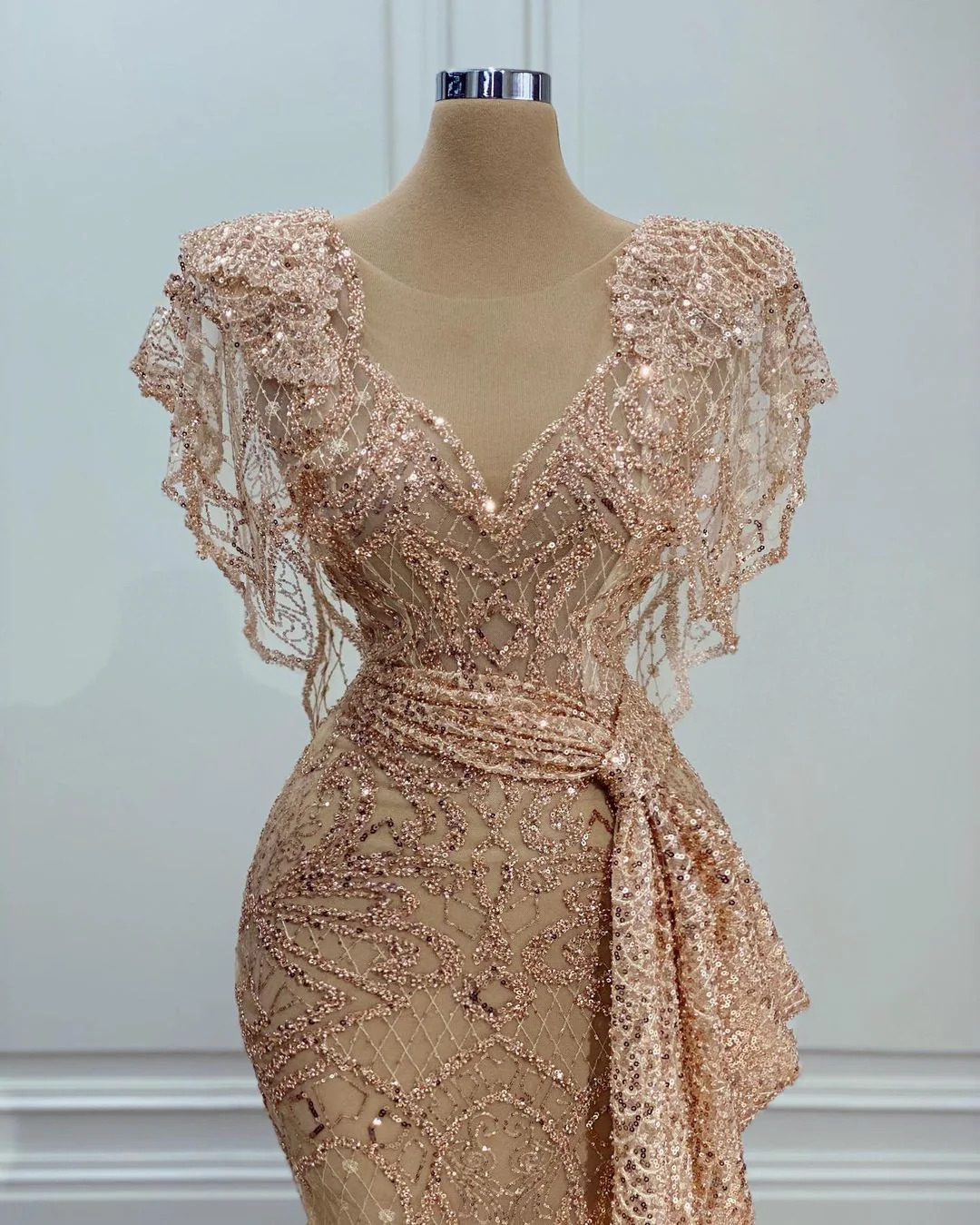 Elegant Long Gold Mermaid Lace Crew Neck Sleeveless Prom Dress