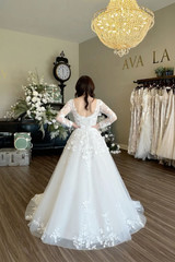 Elegant Long White A-line Appliques Sweetheart Lace Tulle Wedding Dress with Long Sleeves
