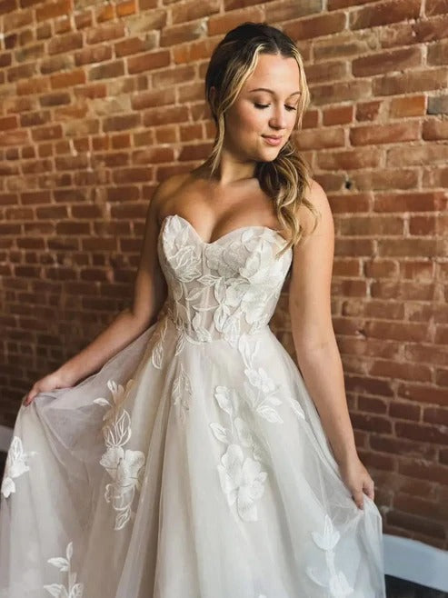 Elegant White A-Line Sweetheart Sleeveless Embroidery Sweep Train Backless Tulle Wedding Dresses