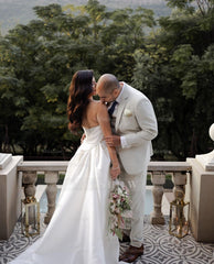 Elegant White A Line Sweetheart Wedding Dress Sleeveless Strapless Bridal Gown Chapel Train Satin