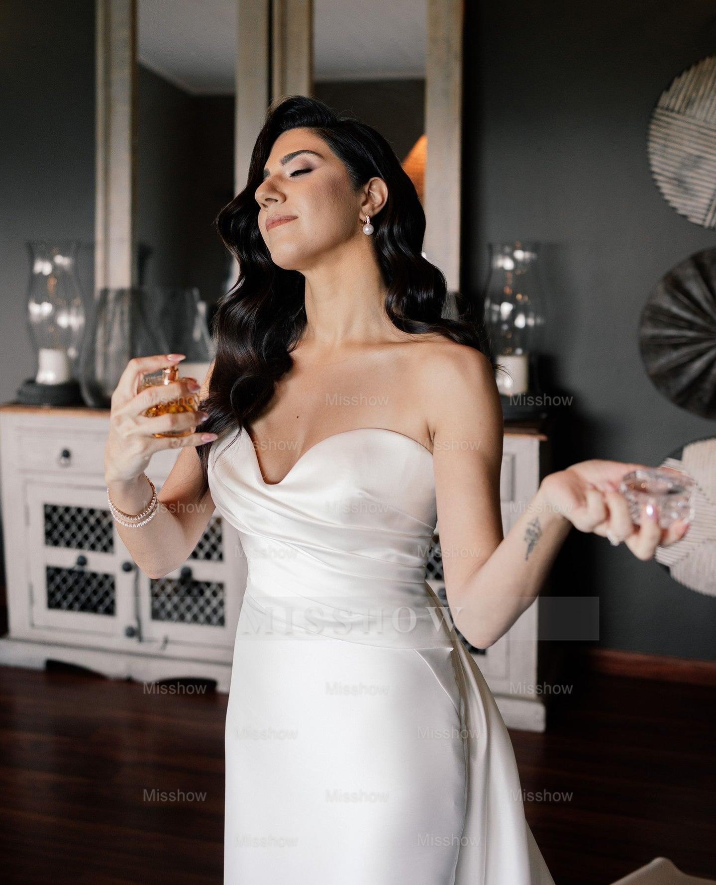 Elegant White A Line Sweetheart Wedding Dress Sleeveless Strapless Bridal Gown Chapel Train Satin