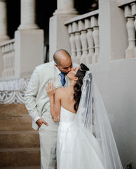 Elegant White A Line Sweetheart Wedding Dress Sleeveless Strapless Bridal Gown Chapel Train Satin