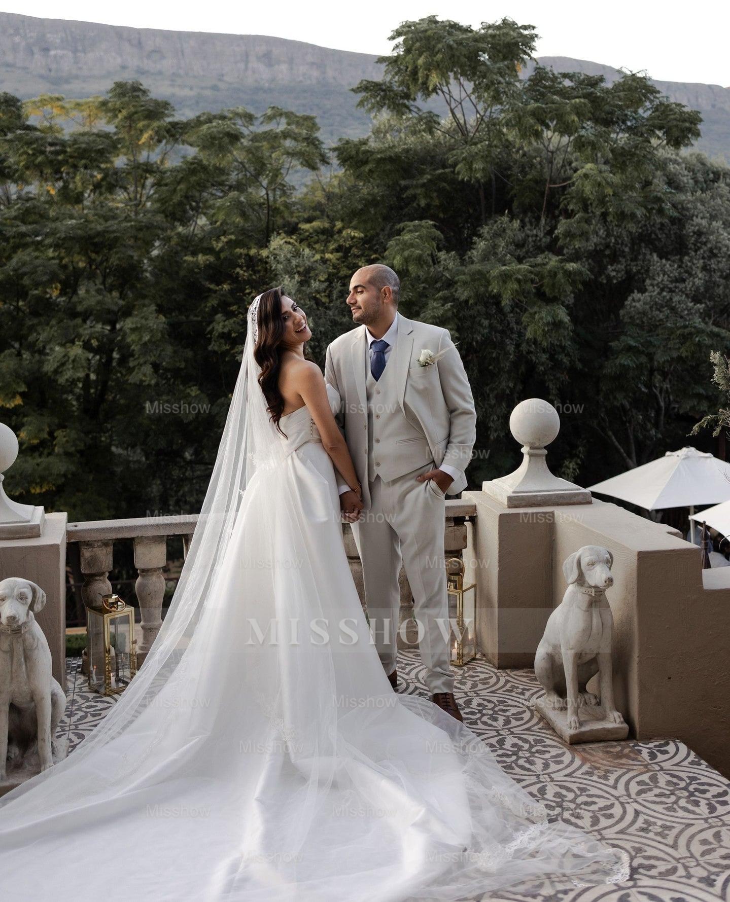 Elegant White A Line Sweetheart Wedding Dress Sleeveless Strapless Bridal Gown Chapel Train Satin