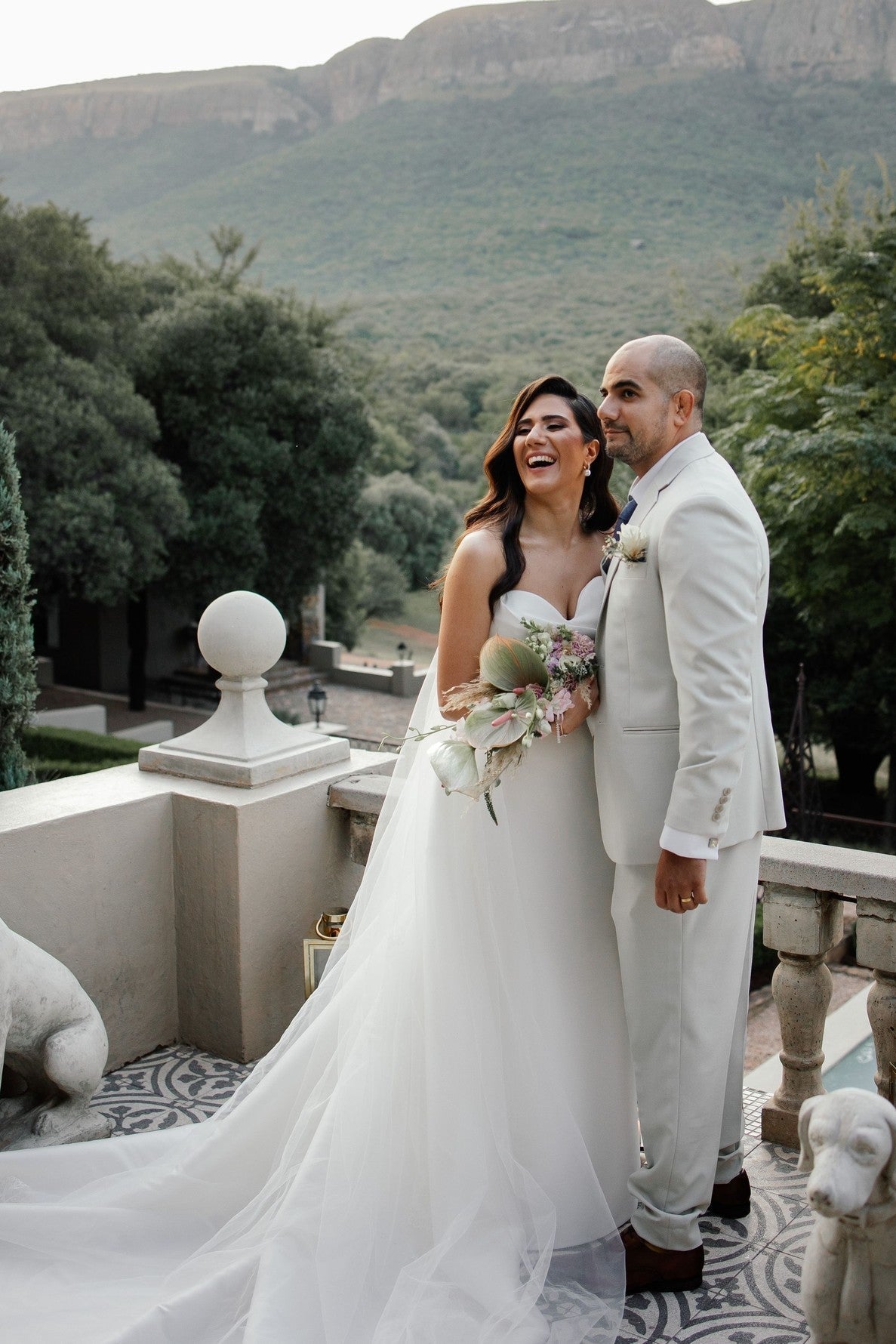 Elegant White A Line Sweetheart Wedding Dress Sleeveless Strapless Bridal Gown Chapel Train Satin