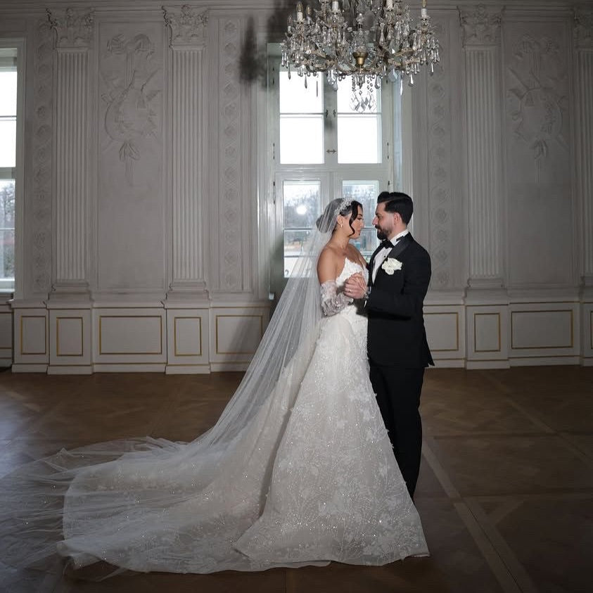 Elegant White Mermaid Strapless Sleeveless Lace Sequined Long Wedding Dress With Detachable Trian