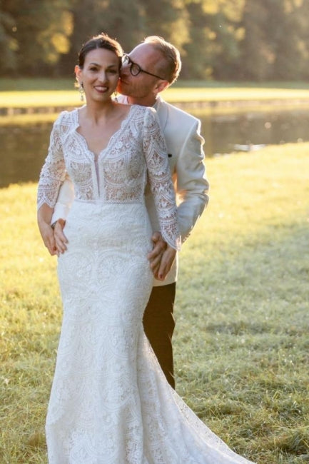 Elegant Bohemia White V-Neck Mermaid Long Sleeve Court Train Lace Wedding Dresses 