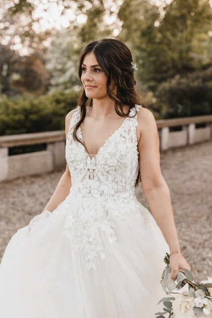Elegant White A-Line V-Neck Spaghetti Strap Sleeveless Backless Lace Sweep Train Tulle Wedding Dresses With Appliques