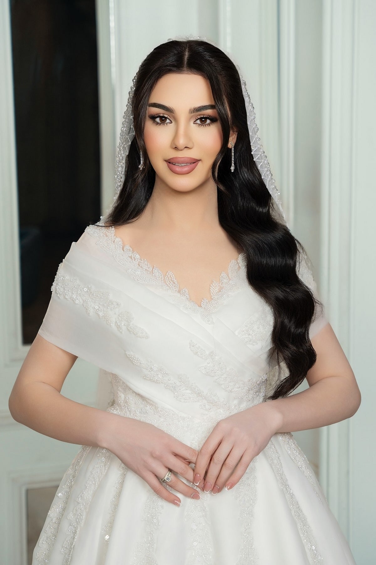 Elegant White V-Neck Off-The-Shoulder Sleeveless Sequined Long Chiffon Wedding Dresses With Appliques