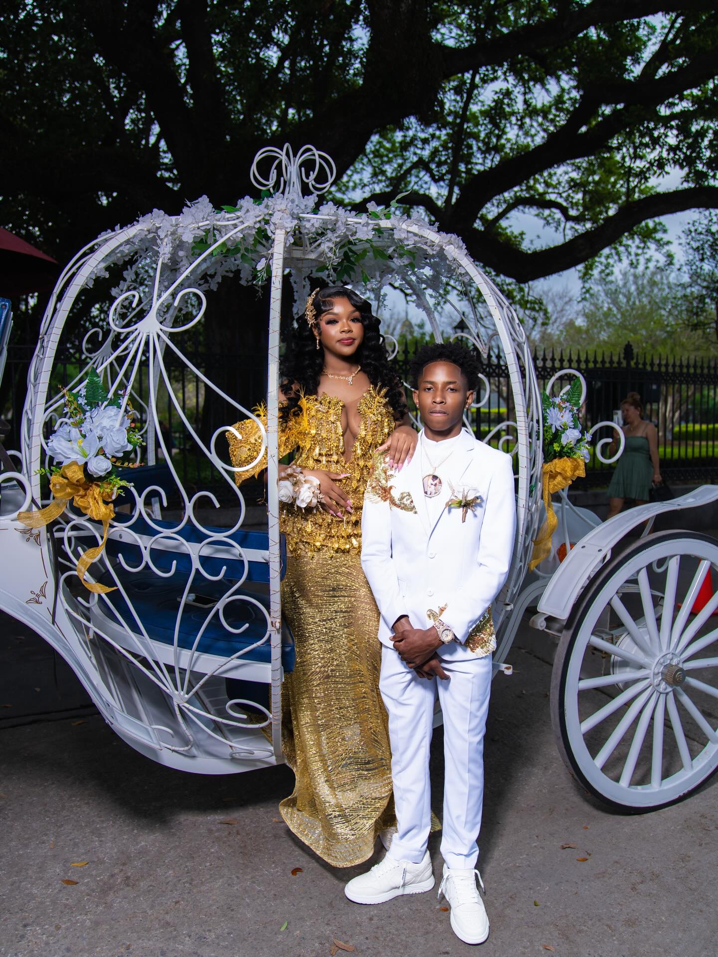 Exquisite Long Gold Sequin Prom Dress V-Neck Mermaid Formal Gown with Crystals