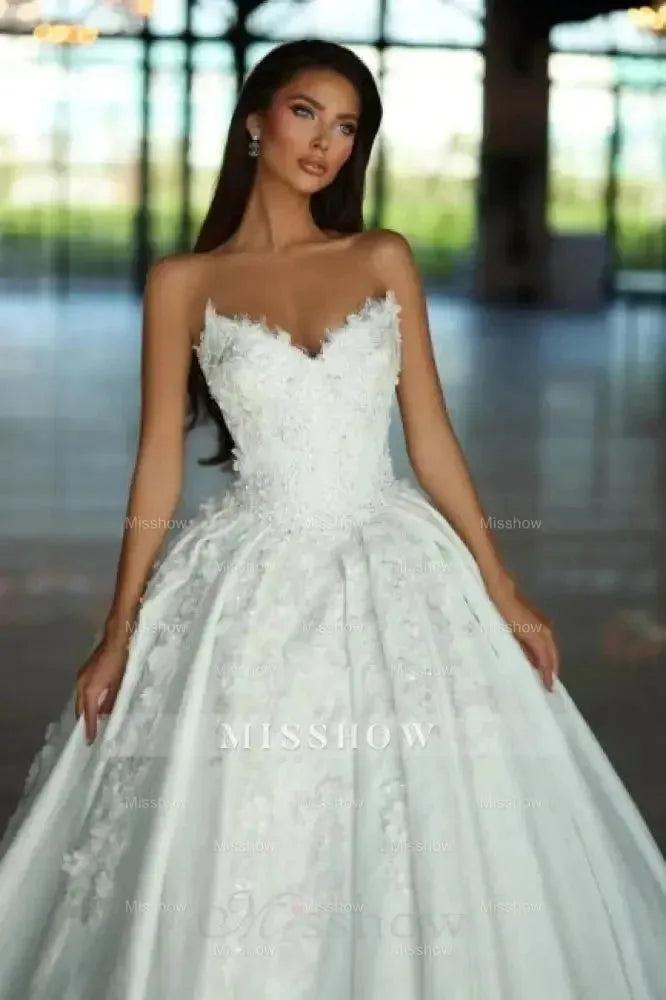 Fabulous A-Line Lace V-Neck Sleeveless White Wedding Dresses With Appliques