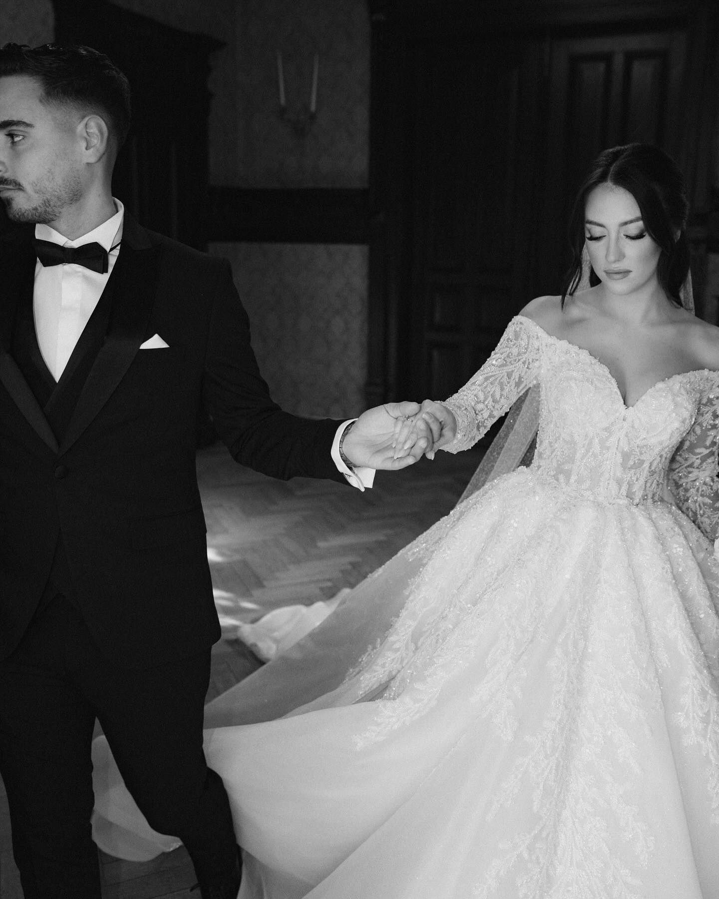 Fabulous White Ball Gown Strapless Off-The-Shoulder Long Sleeves Beaded Lace Long Tulle Wedding Dress