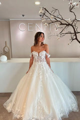 Fabulous White Sweetheart Off-The-Shoulder Ball Gown Tulle Wedding Dresses With Appliques And Handmake Flowers