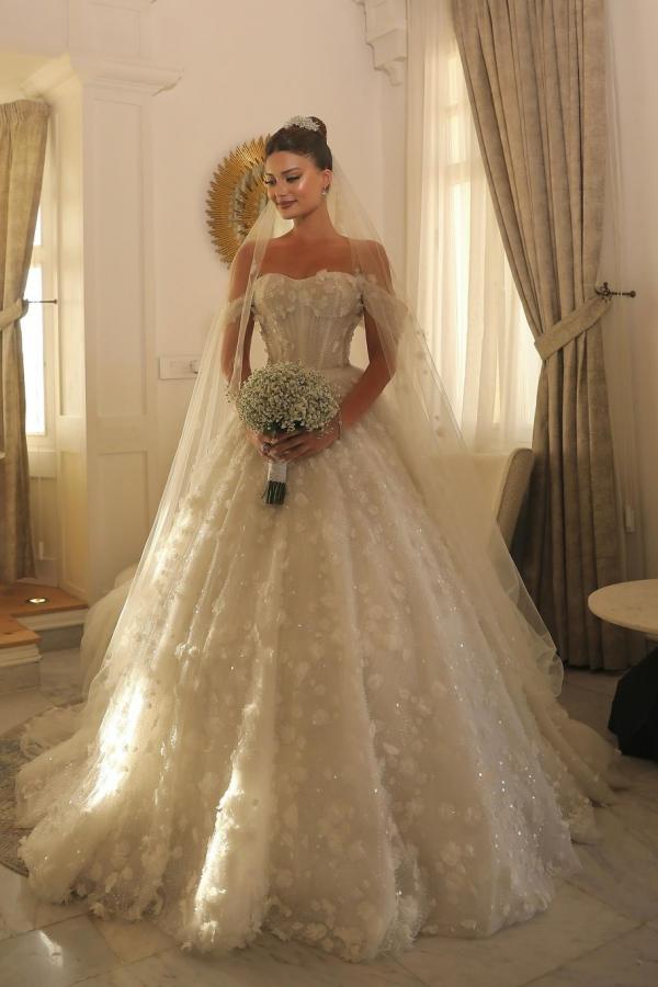 Fabulous White Sweetheart Off-The-Shoulder Sleeveless Sequined Beaded Ball Gown Long Tulle Wedding Dresses With Pearls And Appliques