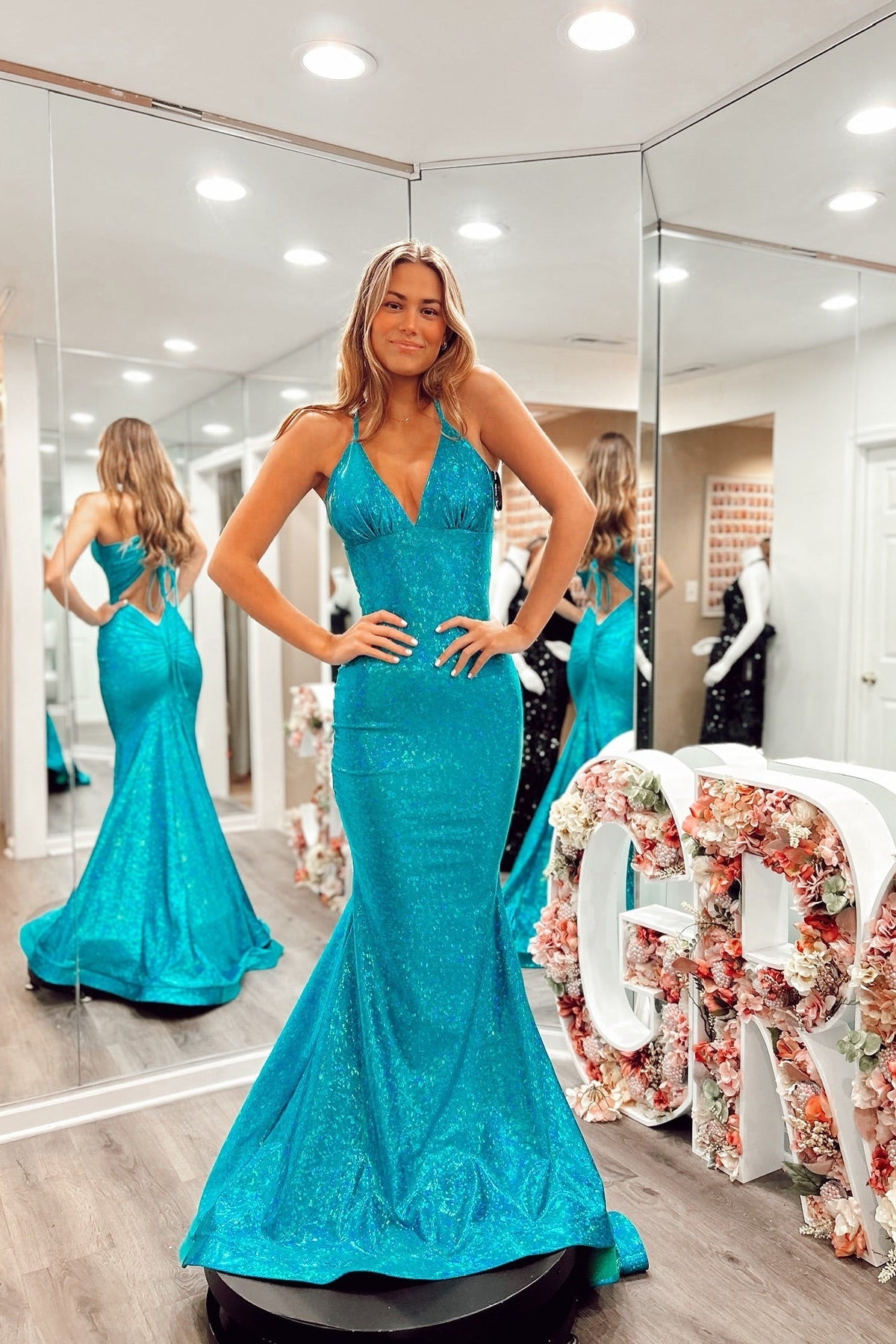 Fashionable Pool V-Neck Sleeveless Mermaid Prom Dress with Court Train