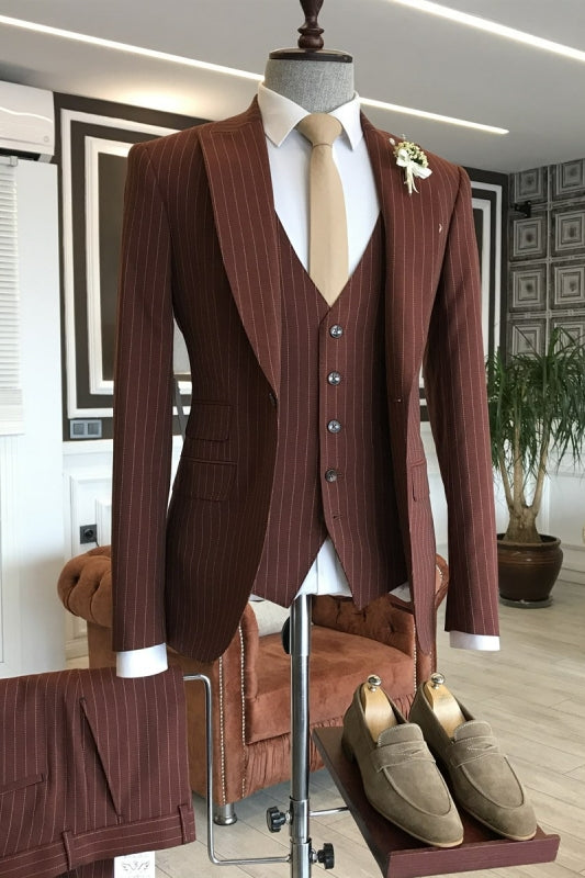 Fashionable Rufous Peaked Lapel Three-Piece Business Suit
