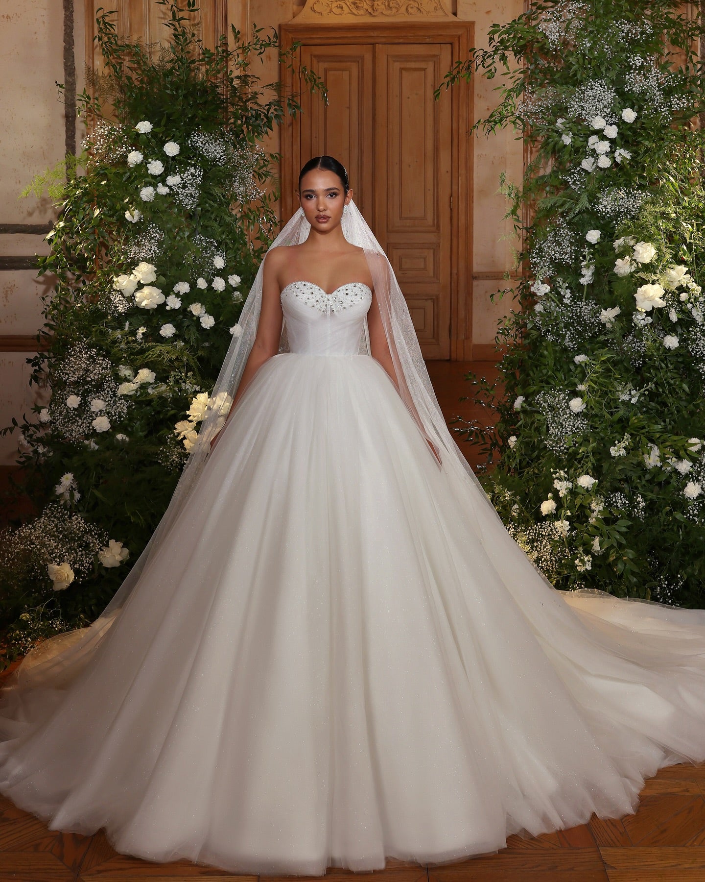 Fashionable White Sweetheart Ball Gown Illusion Sleeveless Sweep Train Tulle Wedding Dresses With Rhinestones