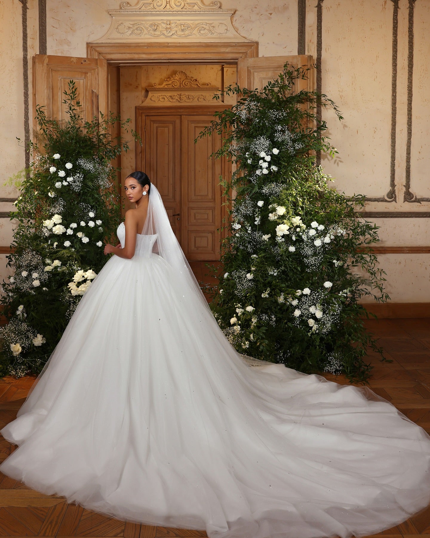 Fashionable White Sweetheart Ball Gown Illusion Sleeveless Sweep Train Tulle Wedding Dresses With Rhinestones
