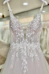 Fashionable White V-Neck Spaghetti Strap A-Line Sleeveless Tulle Wedding Dresses With Appliques