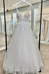 Fashionable White V-Neck Spaghetti Strap A-Line Sleeveless Tulle Wedding Dresses With Appliques