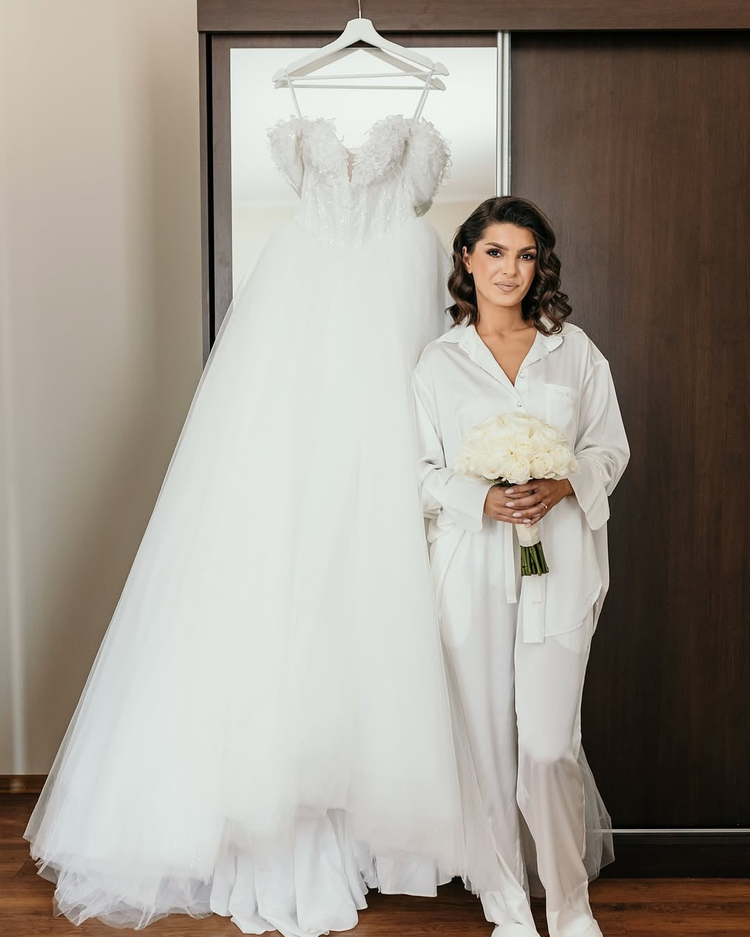 Glamorous White Sweetheart Off-The-Shoulder Sleeveless Ball Gown Cathedral Train Tulle Wedding Dresses