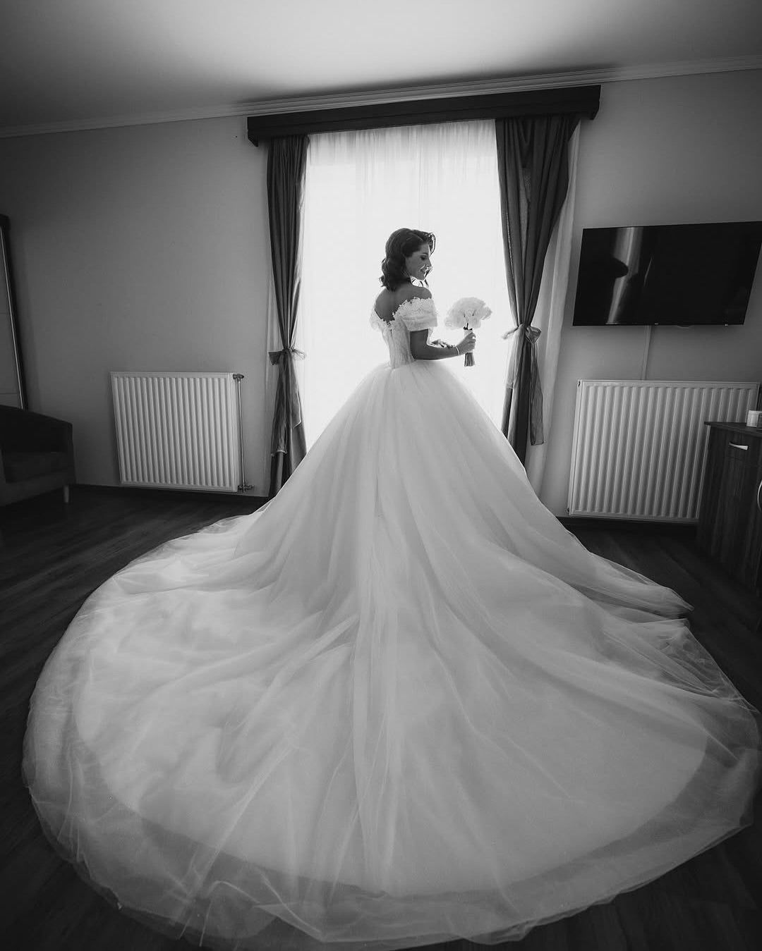 Glamorous White Sweetheart Off-The-Shoulder Sleeveless Ball Gown Cathedral Train Tulle Wedding Dresses