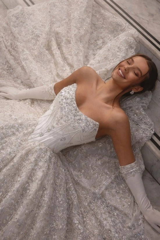 Ivory Glitter Lace Ball Gown Wedding Dress Strapless Sweetheart Crystal Chain Beading Corset Princess Bridal Gown with Royal Train