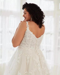 Ivory Lace Applique Ball Gown Wedding Dress Sweetheart Sleeveless Button Back Cathedral Train Plus Size Bridal Gown