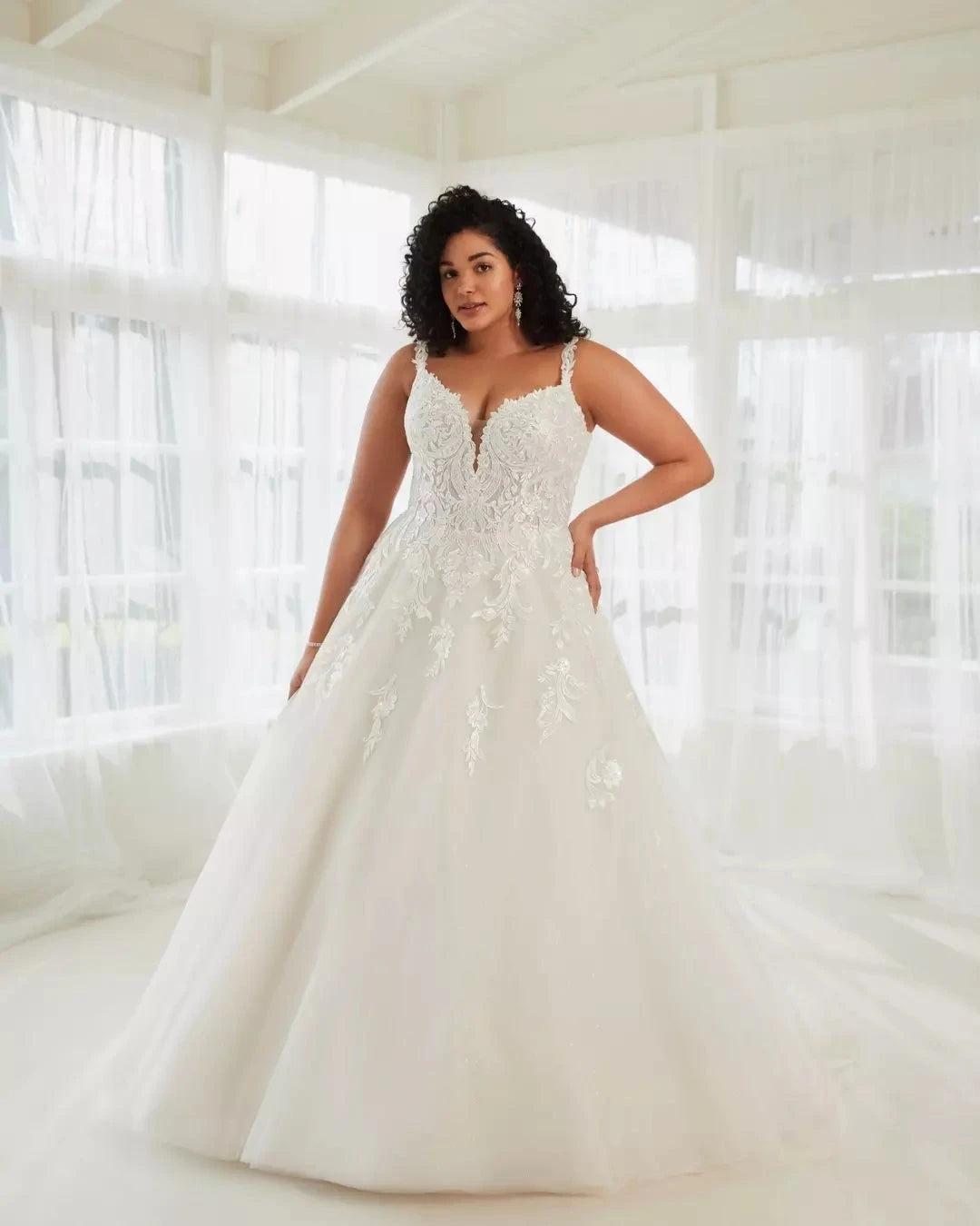 Ivory Lace Applique Ball Gown Wedding Dress Sweetheart Sleeveless Button Back Cathedral Train Plus Size Bridal Gown