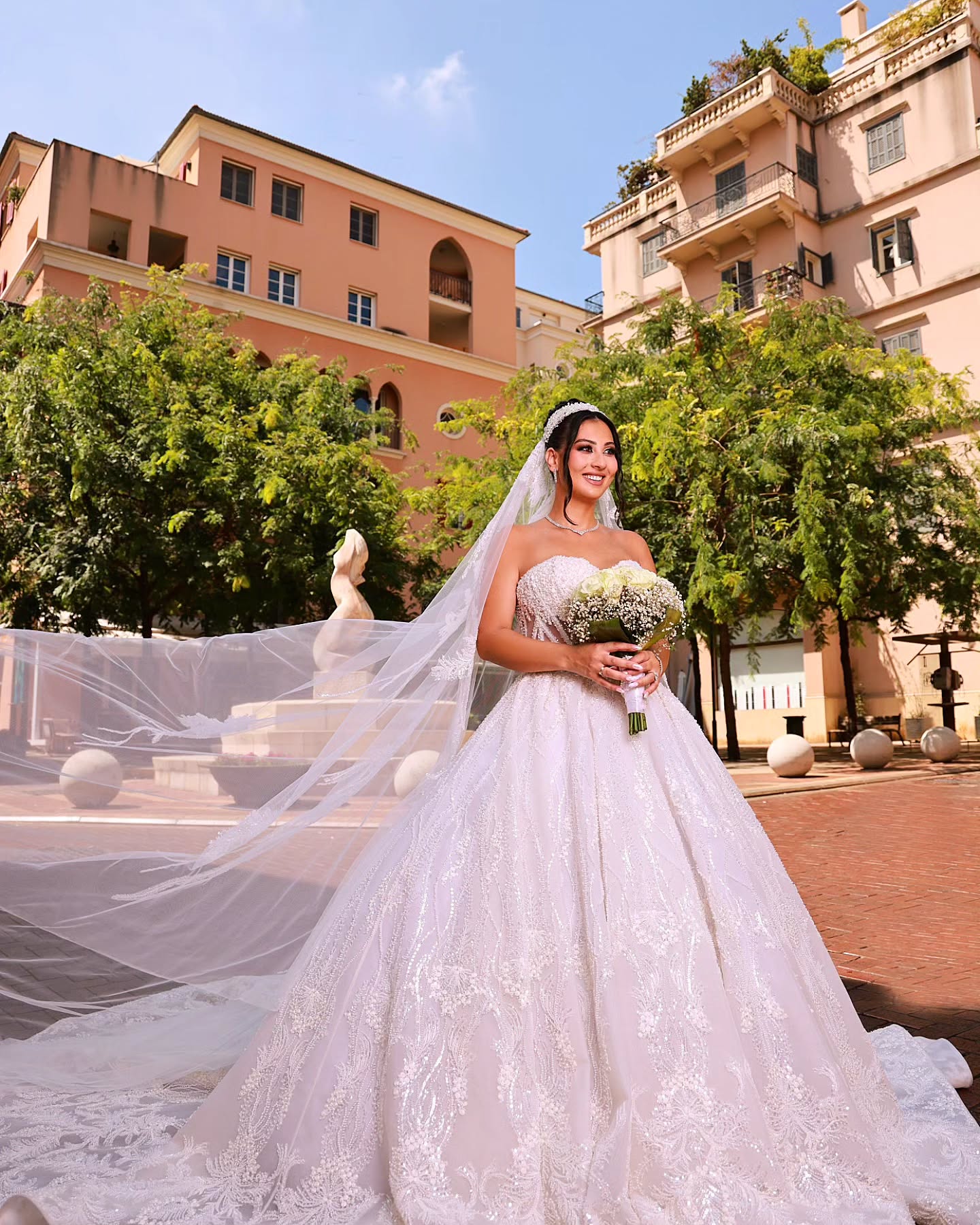 Ivory Lace Beaded Ball Gown Wedding Dress Sweetheart Sleeveless Tulle Cathedral Train Bridal Gown