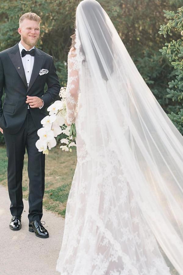 Ivory Mermaid Wedding Dress Off Shoulder Sweetheart Long Sheer Lace Sleeves Floral Lace Applique Romantic Bridal Gown with Chapel Train