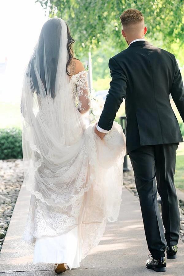 Ivory Mermaid Wedding Dress Off Shoulder Sweetheart Long Sheer Lace Sleeves Floral Lace Applique Romantic Bridal Gown with Chapel Train