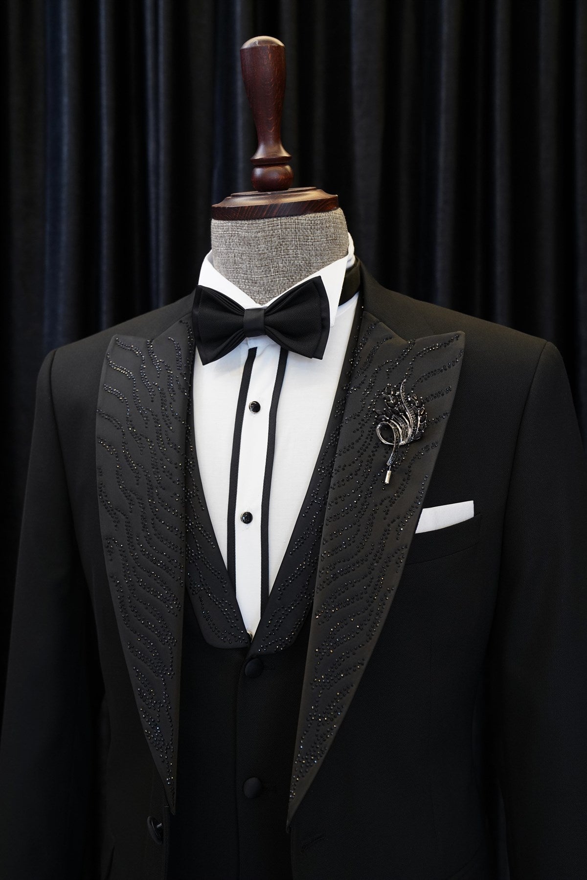 Latest Design Elegant Black Three-Piece Peaked Lapel Wedding Suits