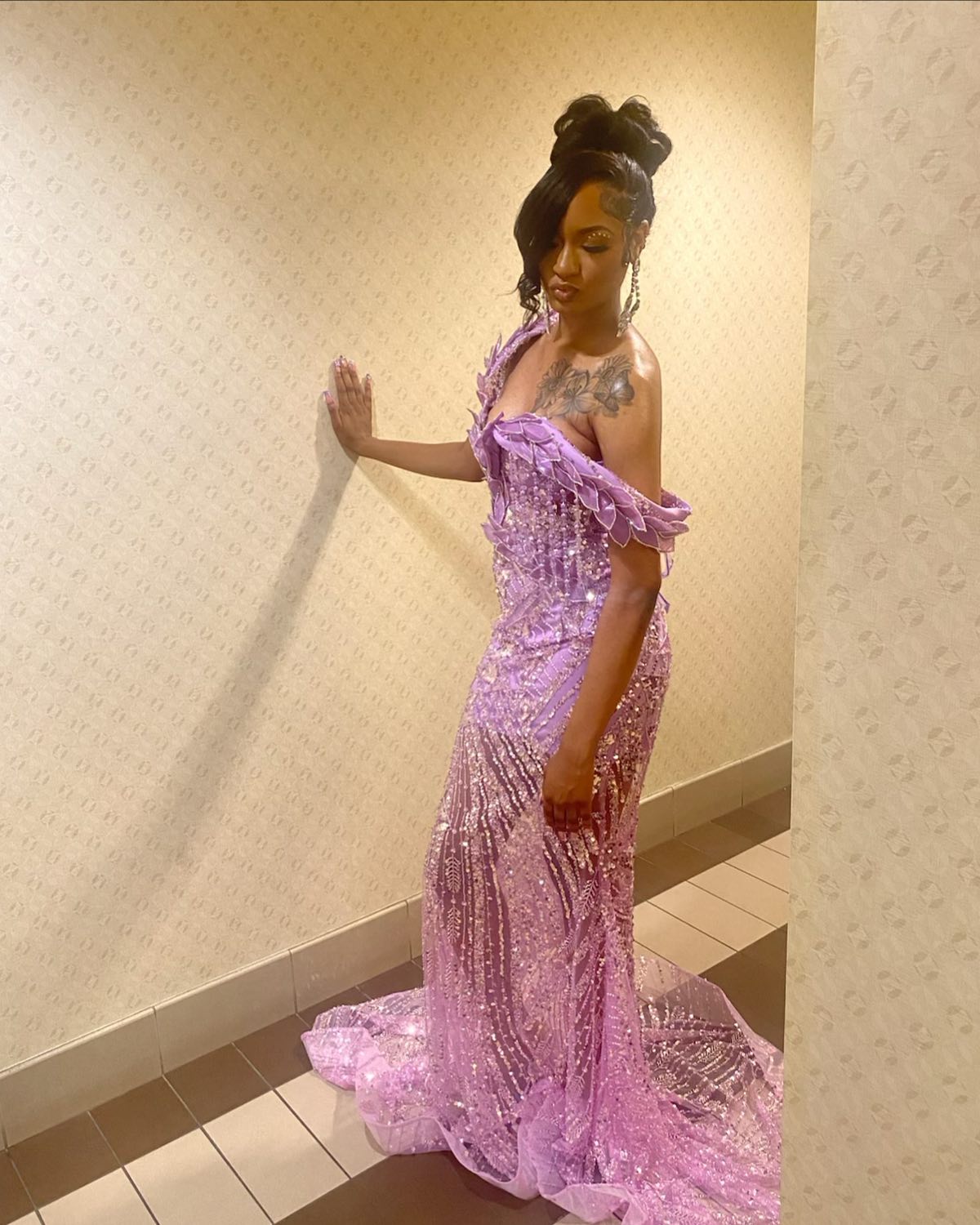 Lilac Mermaid Prom Dress Off Shoulder Deep V Sweetheart 3D Purple Leaf Petal Applique Crystal Chain Fringe Tassel All-Over Sequin Geometric Wave Rhinestone Beaded Court Train Gown