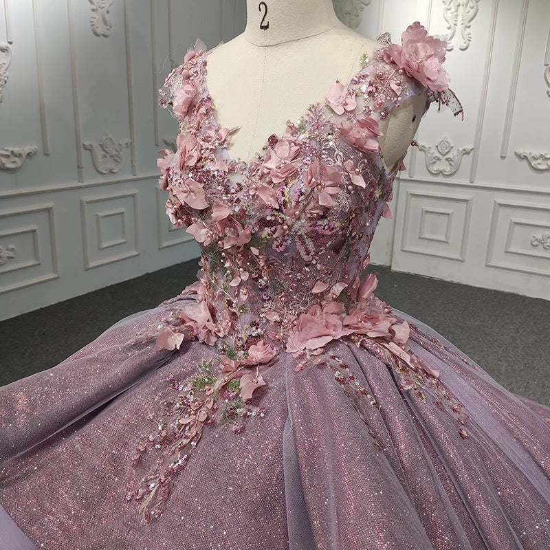 Misshow Lilac Tulle Quinceanera Dress V-Neck Lace Appliques & Beaded Tiered Ball Gown for Sweet 16 or Princess Parties
