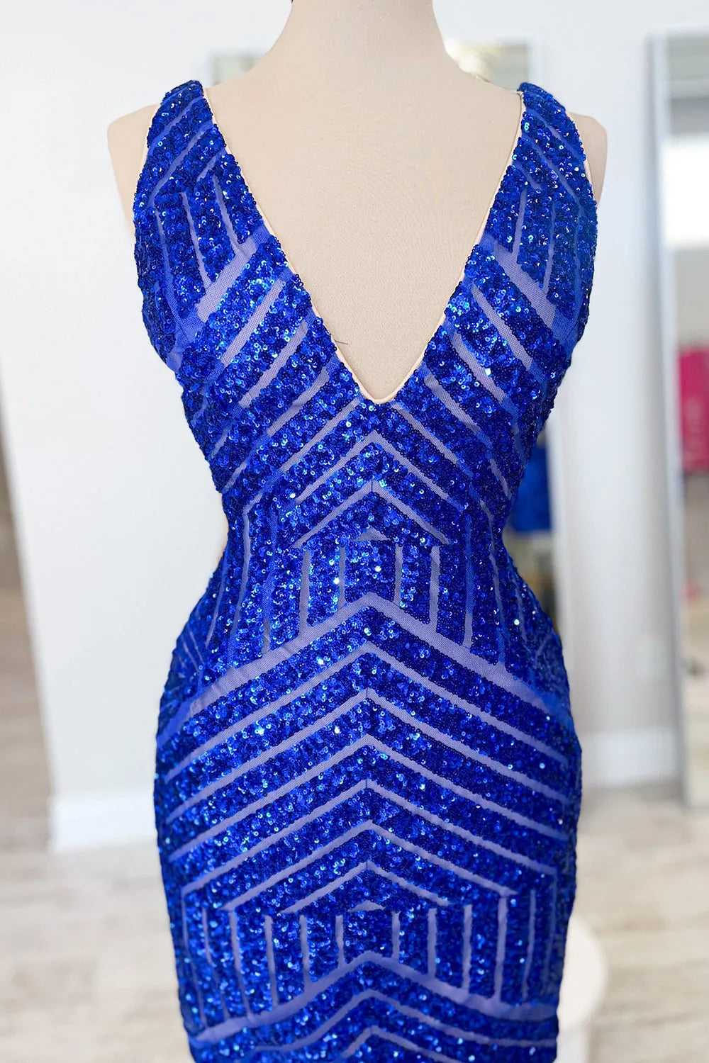 Misshow Sparkly White Sequins V-Neck Tight Homecoming Dress/Mini Dress