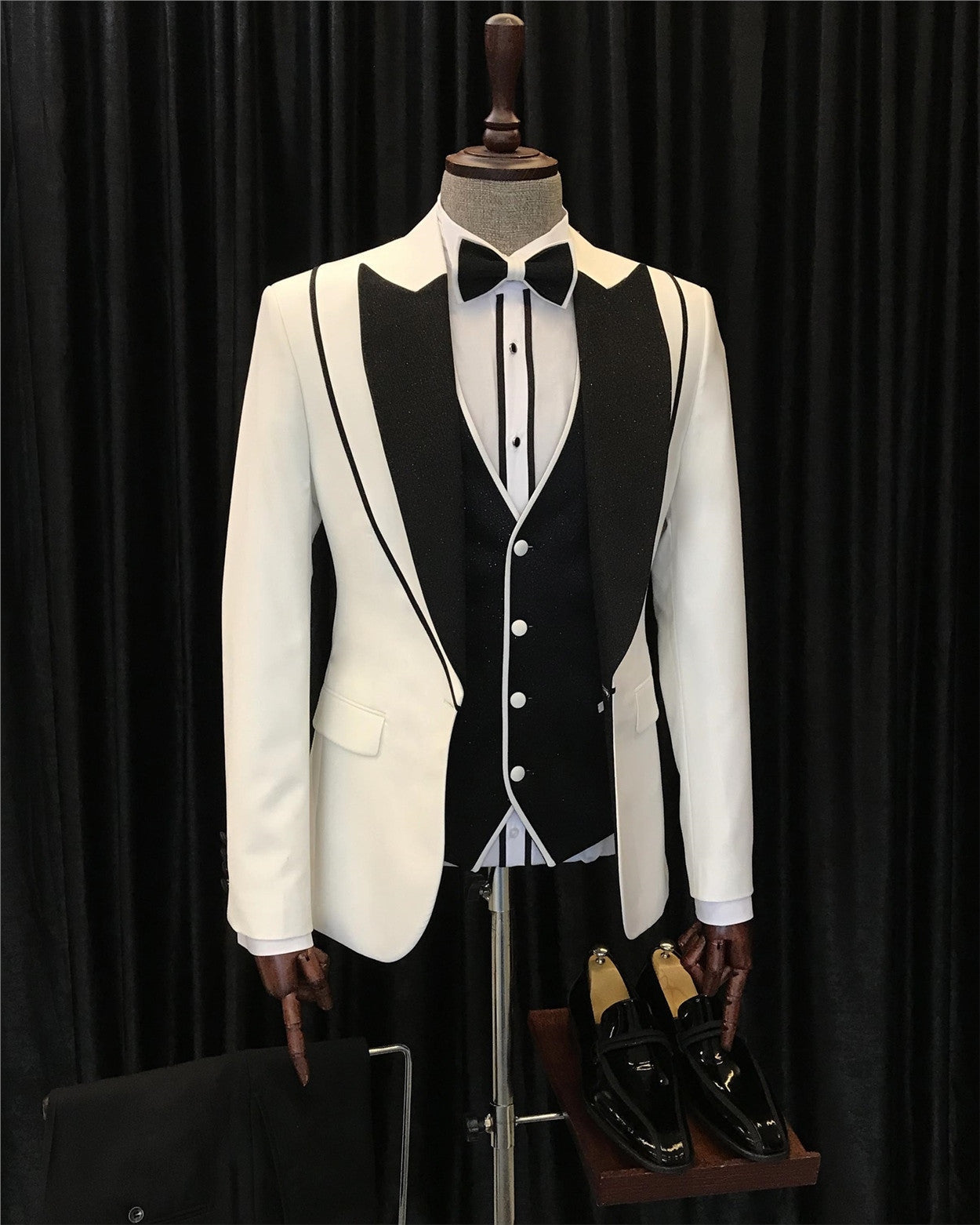 Modern White Three-Piece Peak Lapel Fashion Men’s Suit