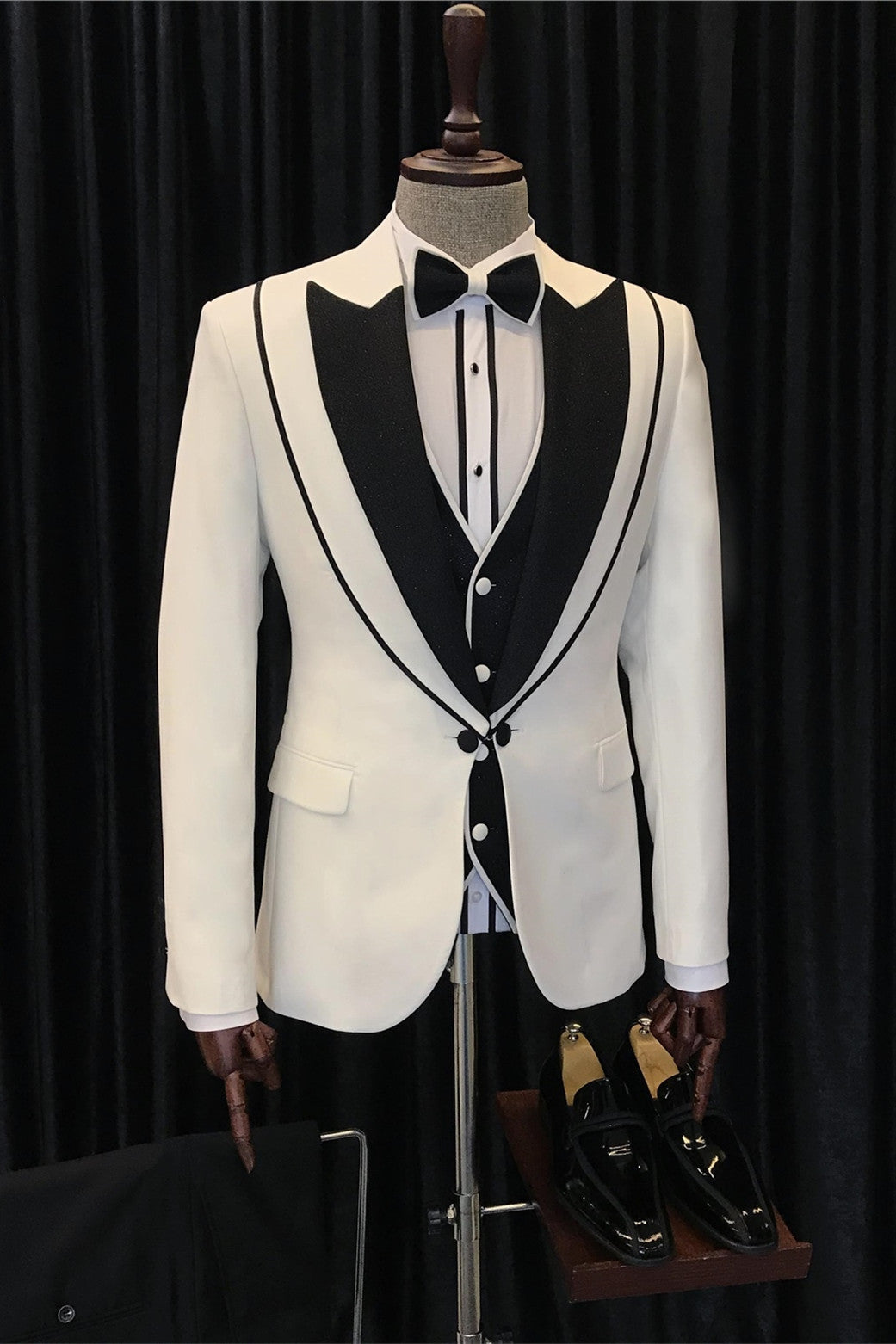 Modern White Three-Piece Peak Lapel Fashion Men’s Suit