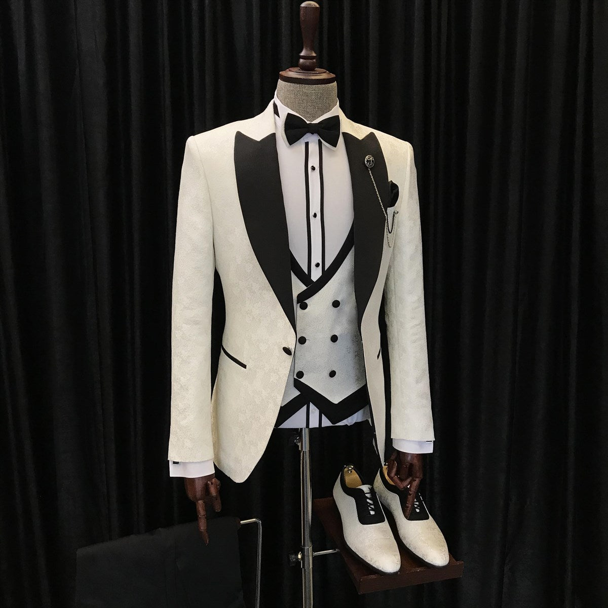 New White Jacquard Three-Piece Wedding Suits with Black Peaked Lapel