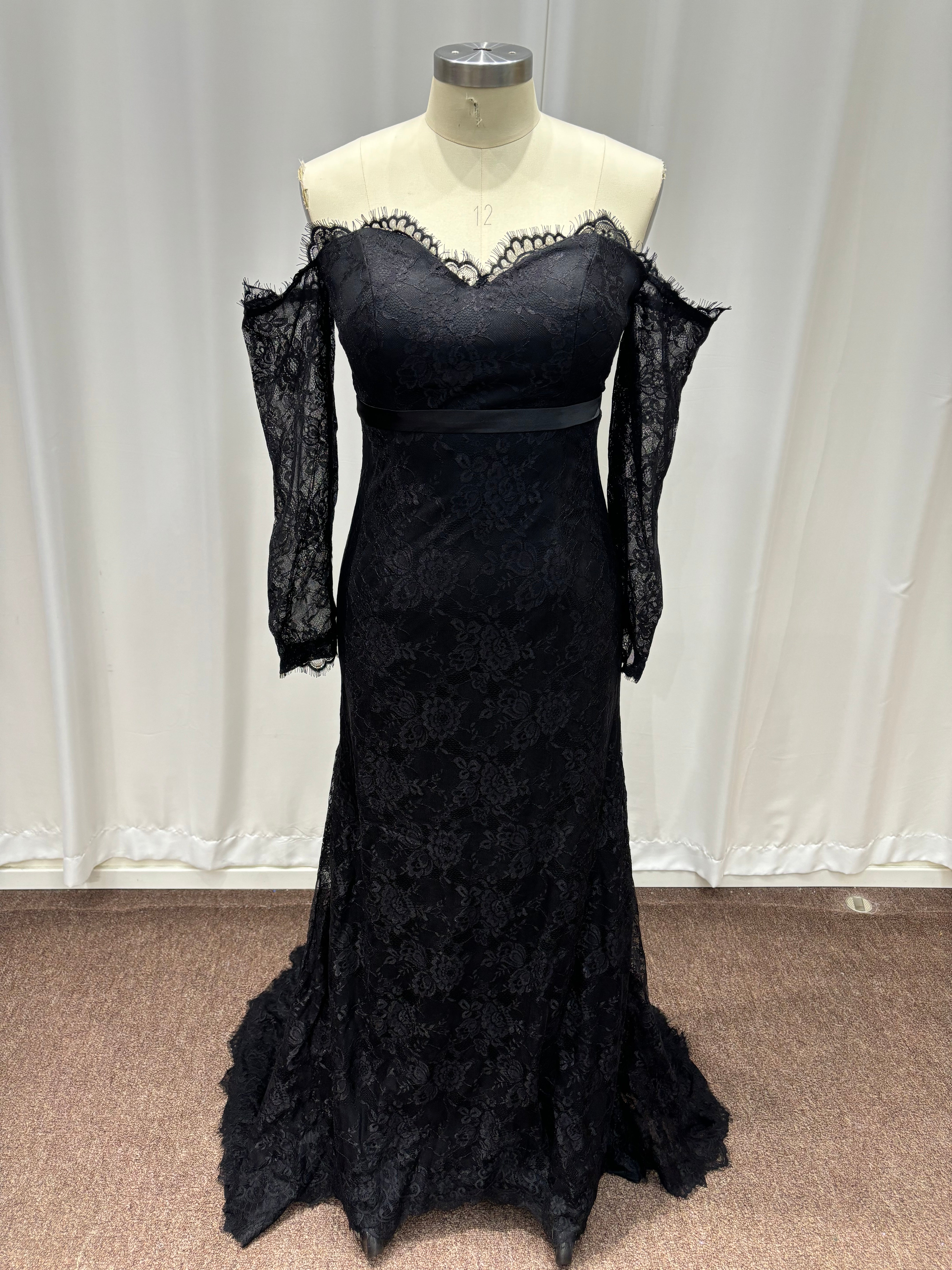 Noble Black Sweetheart Long-Sleeve Mermaid Lace Formal Dresses with Chapel Train