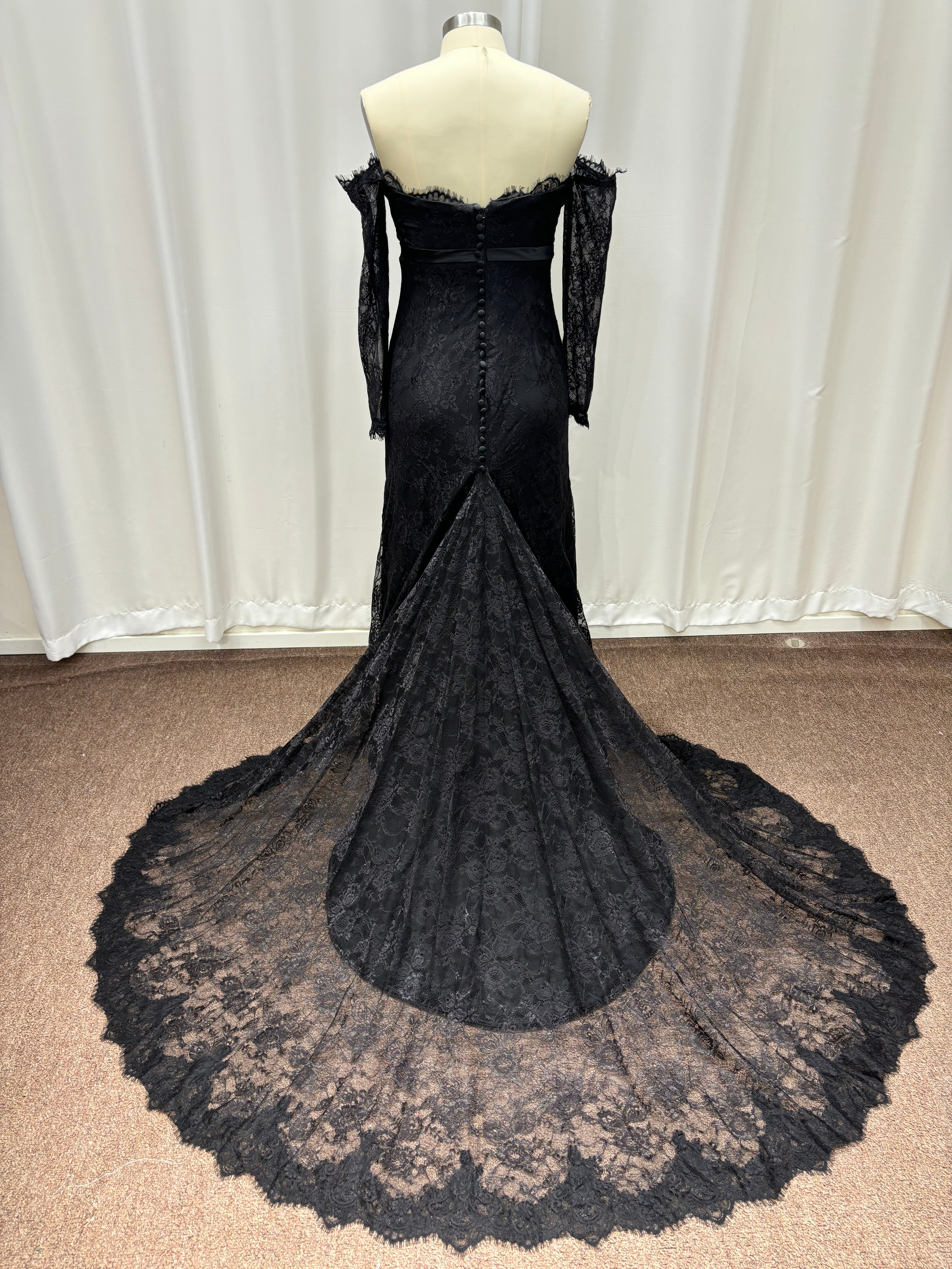 Noble Black Sweetheart Long-Sleeve Mermaid Lace Formal Dresses with Chapel Train