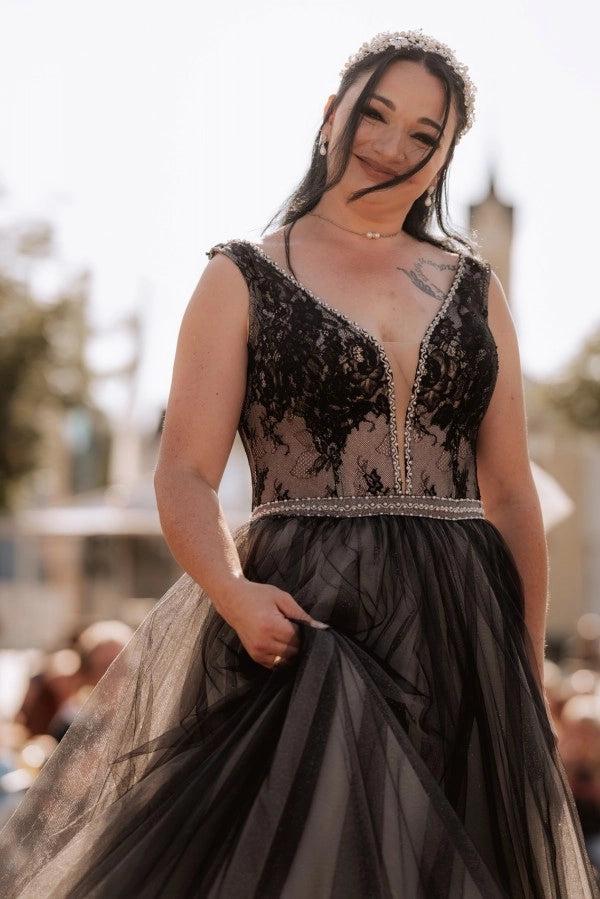 Plus Size Black Ball Gown Wedding Dress Deep V Neck Wide Strap Black Lace Sheer Corset Crystal Belt Tulle Gothic Bridal Gown