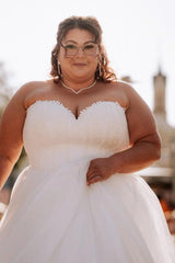 Plus Size White A-Line Wedding Dress Strapless Sweetheart Scalloped Lace Bodice Tulle Princess Bridal Gown with Sweep Train
