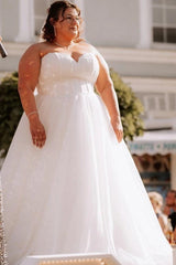 Plus Size White A-Line Wedding Dress Strapless Sweetheart Scalloped Lace Bodice Tulle Princess Bridal Gown with Sweep Train