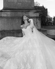 Princess Ball Gown White Sweetheart Lace Wedding Dress with Long Sleeves
